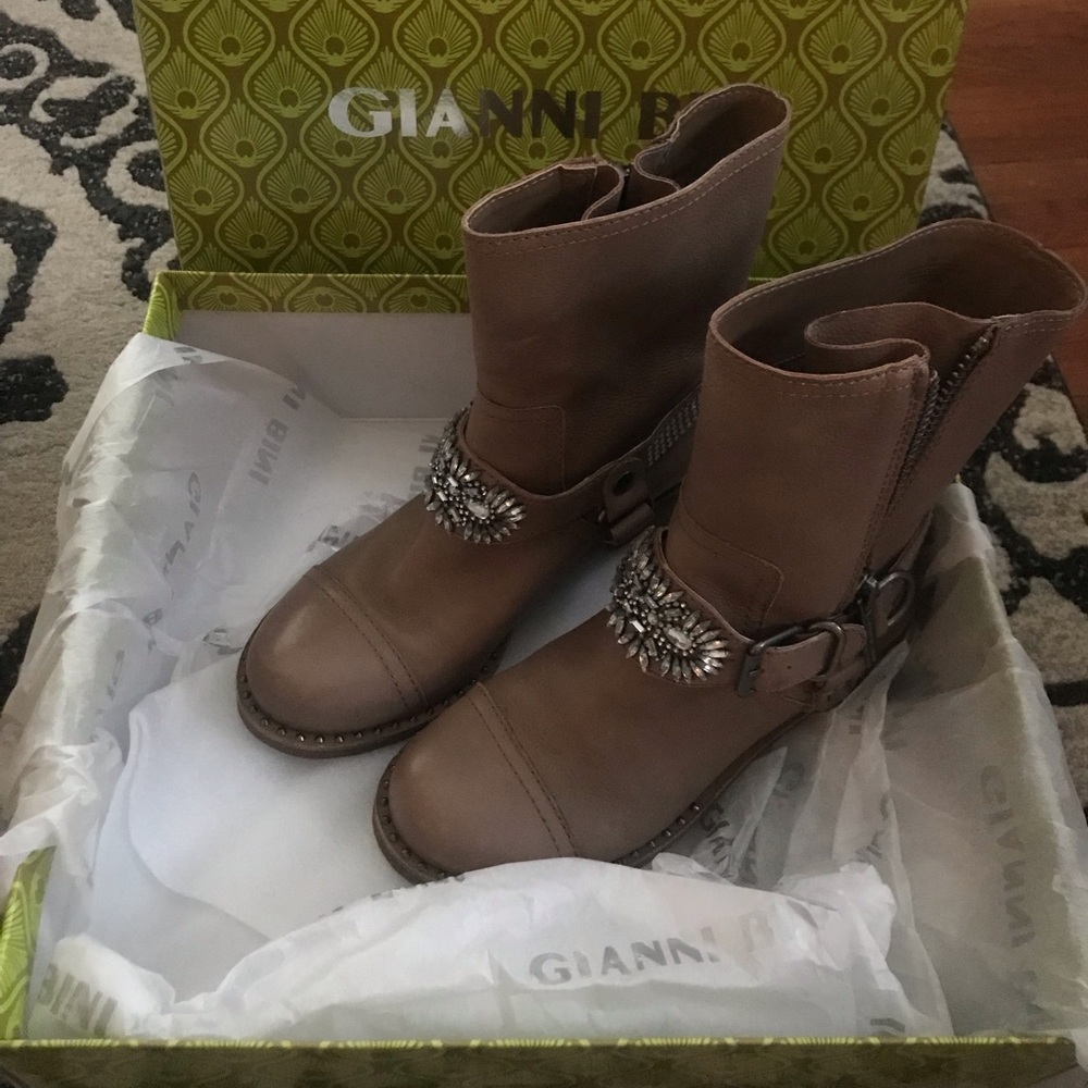 Authentic Gianni Bini Mid Calf Boots (size 7)!